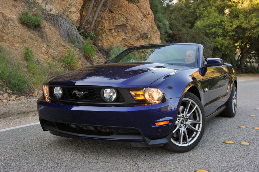  Ford Mustang GT Convertible 2011 года  (фото 3 из 47)